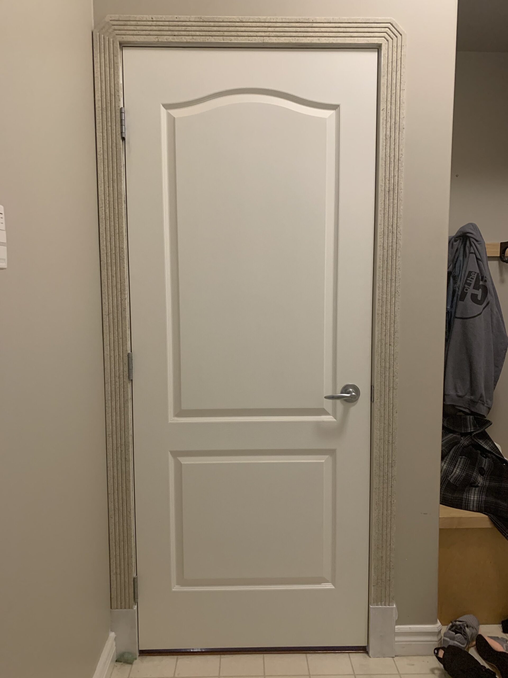 Door with speckled trim