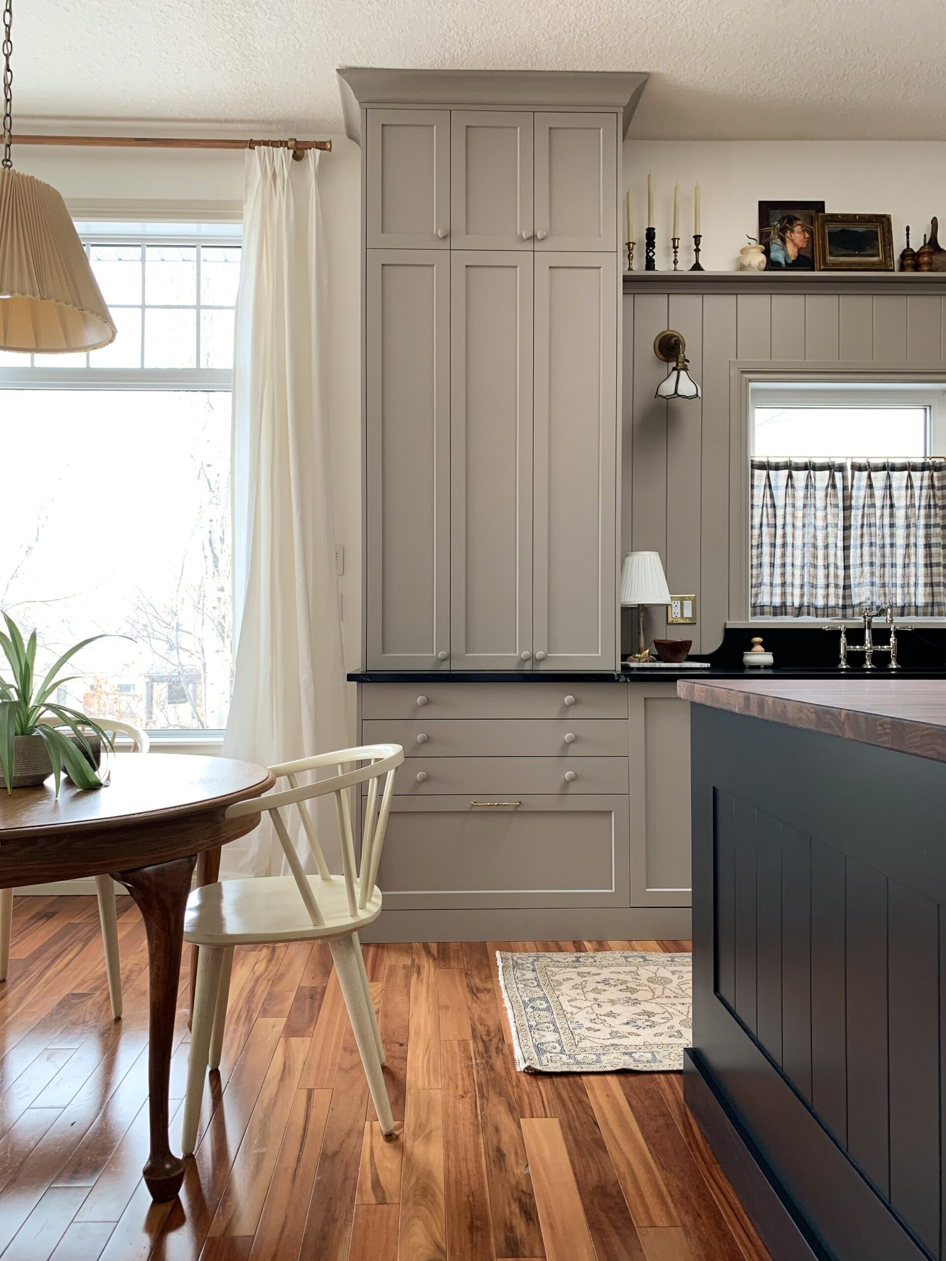 Modern Traditional kitchen with stacked cabinets as uppers