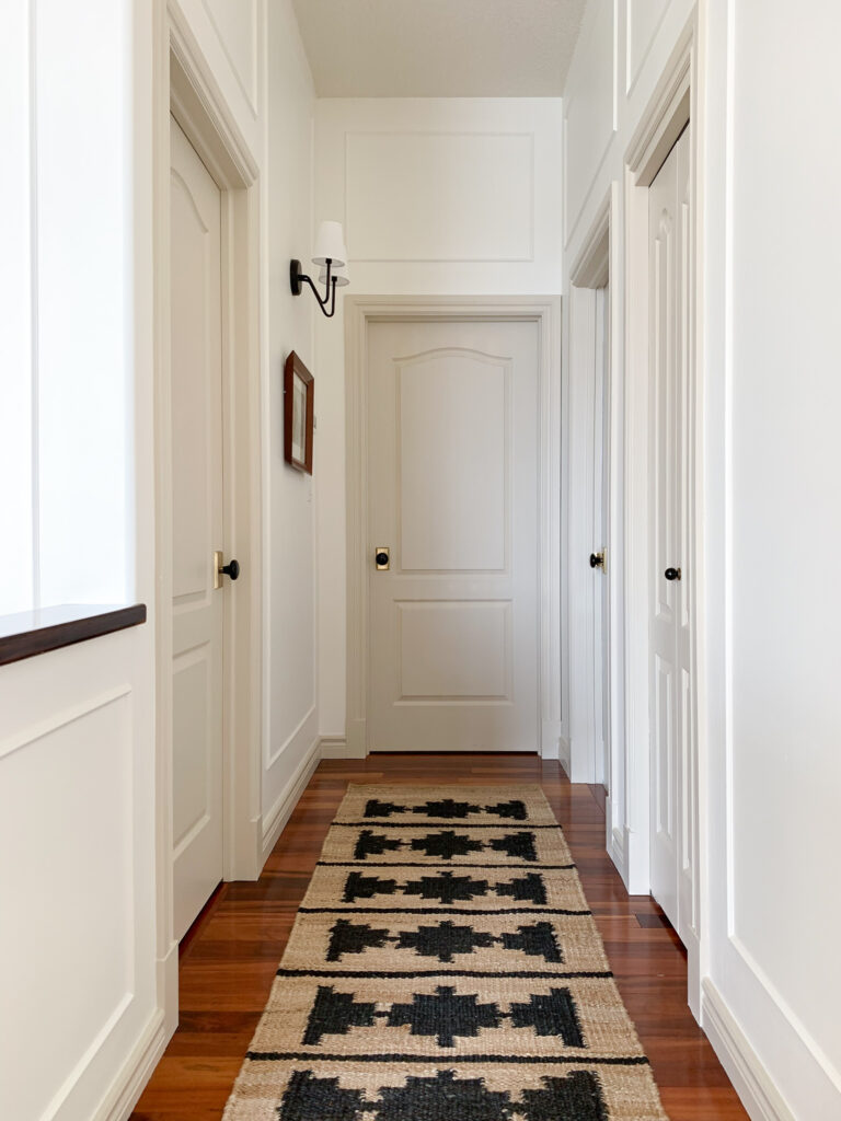 Hallway with white walls and beige contrast trim