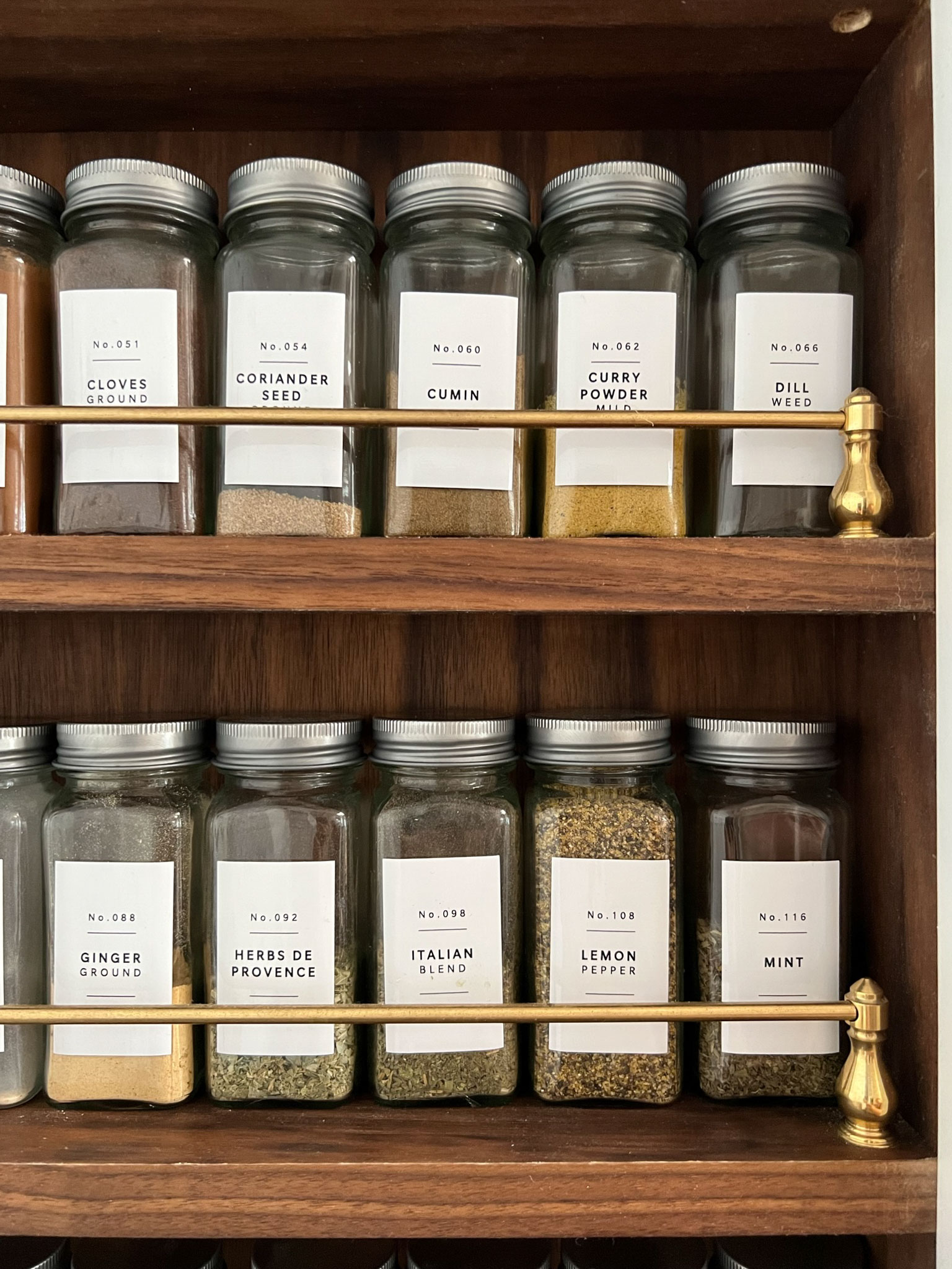 Rustic Spice Rack with Custom Labeled Jars -  España