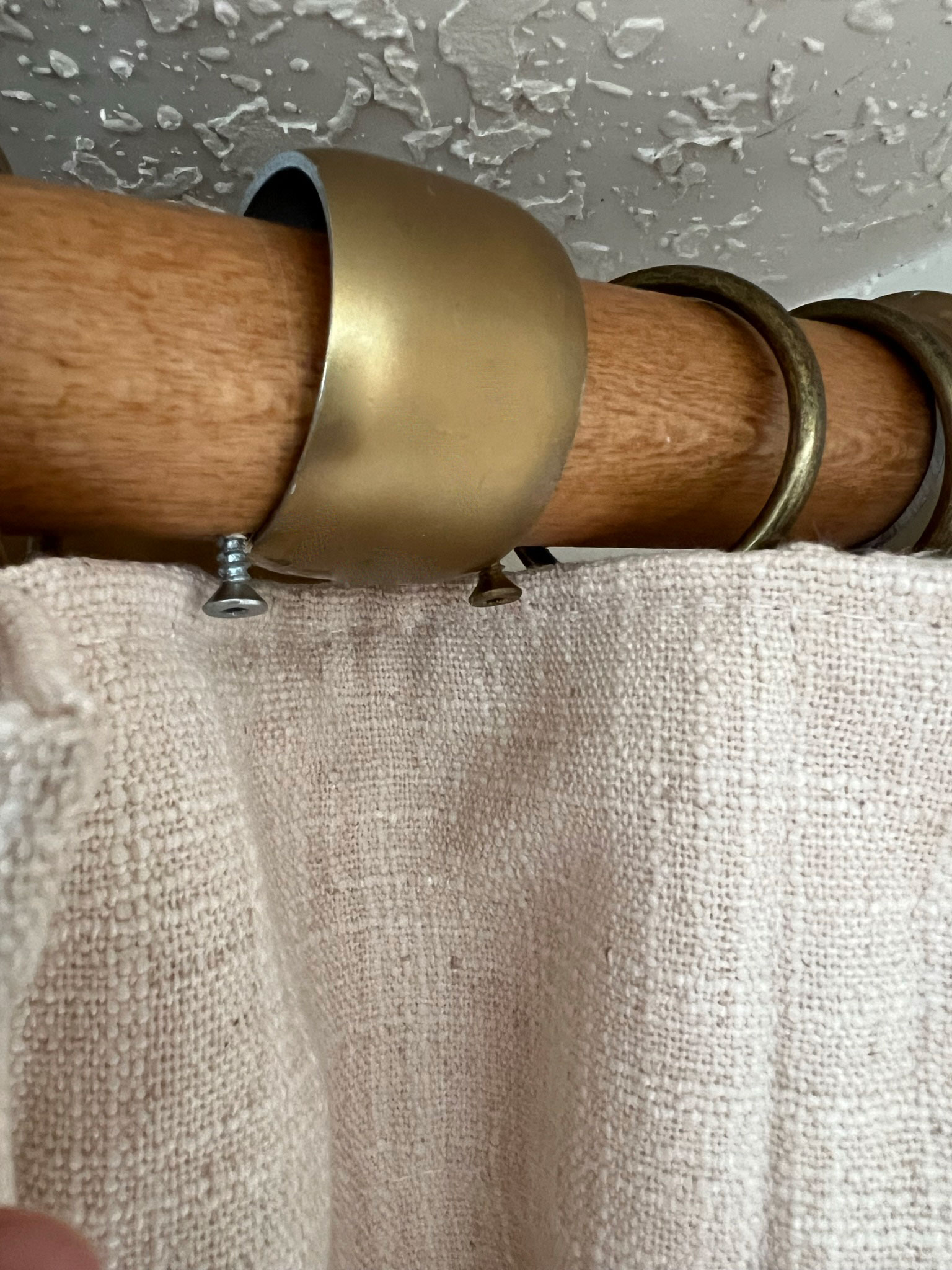 Curtain rod with screws in either side of bracket