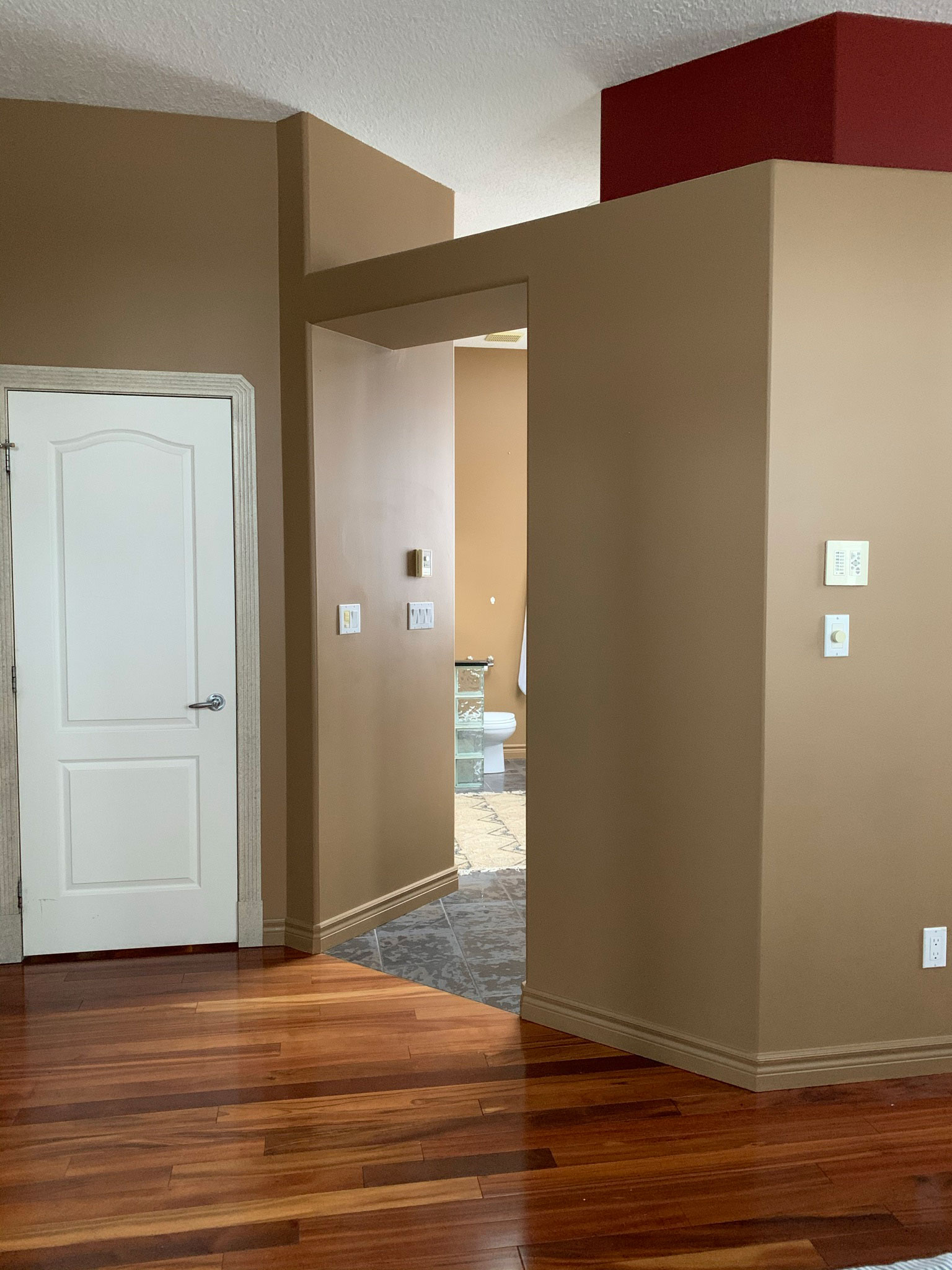 wall between bedroom and bathroom with an opening at the top of the wall and no door