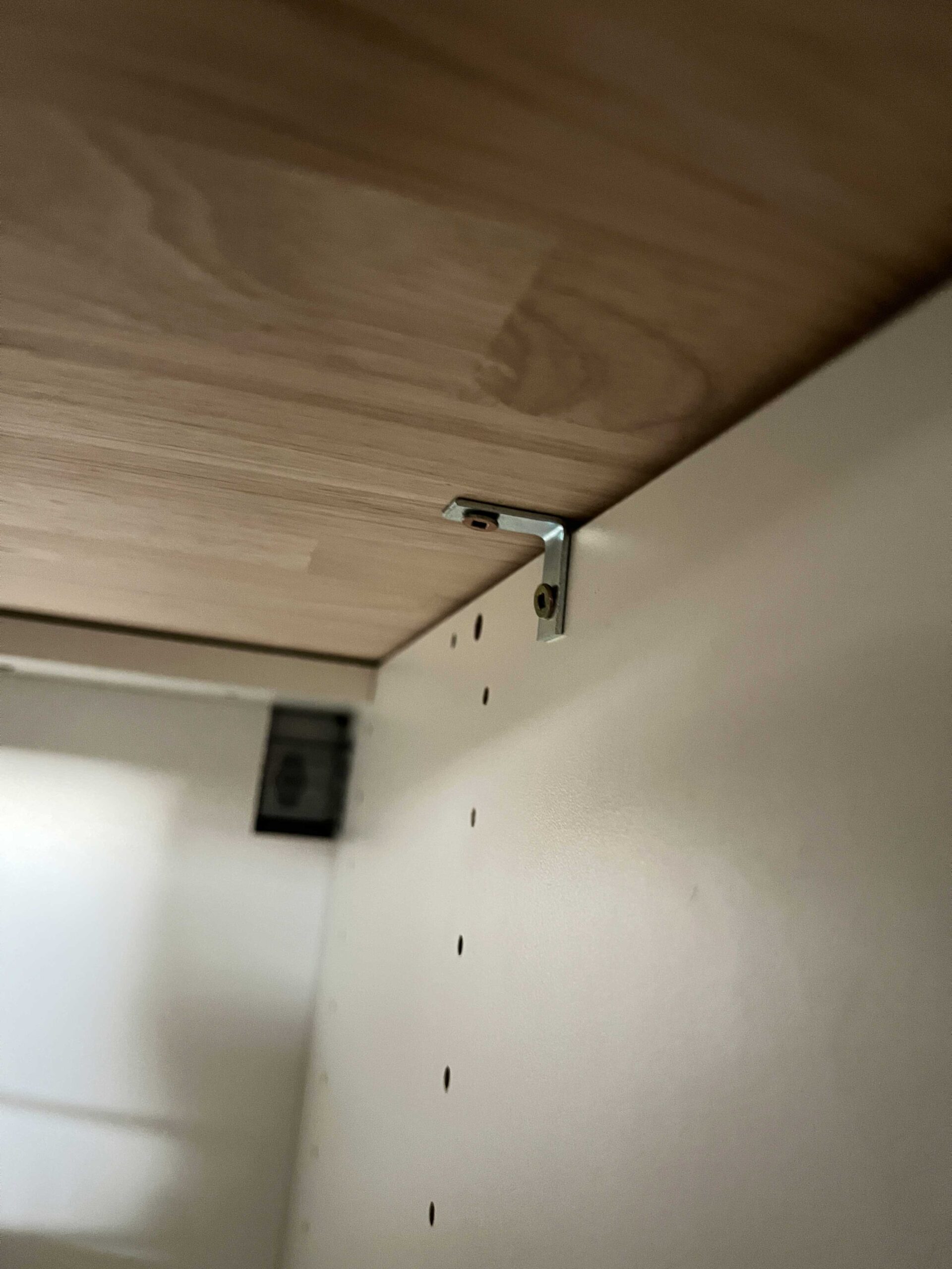 Angle bracket attching the underside of the countertop