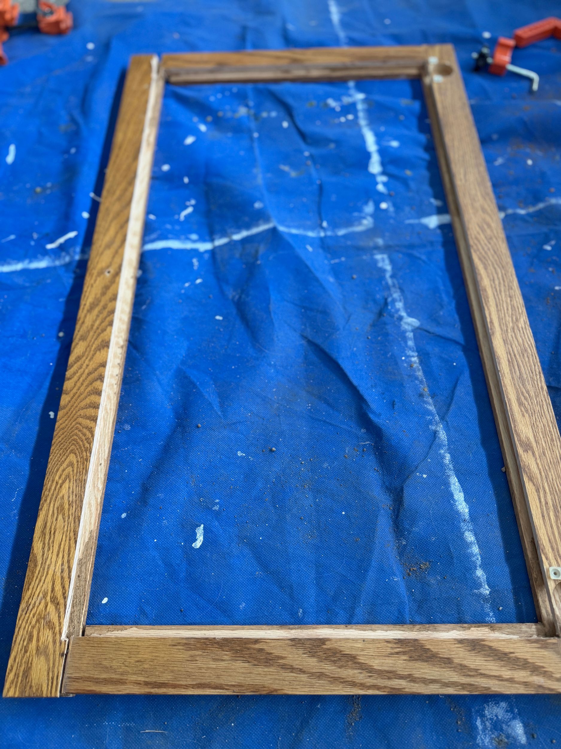 A recessed area to put the glass after levelling the groove.