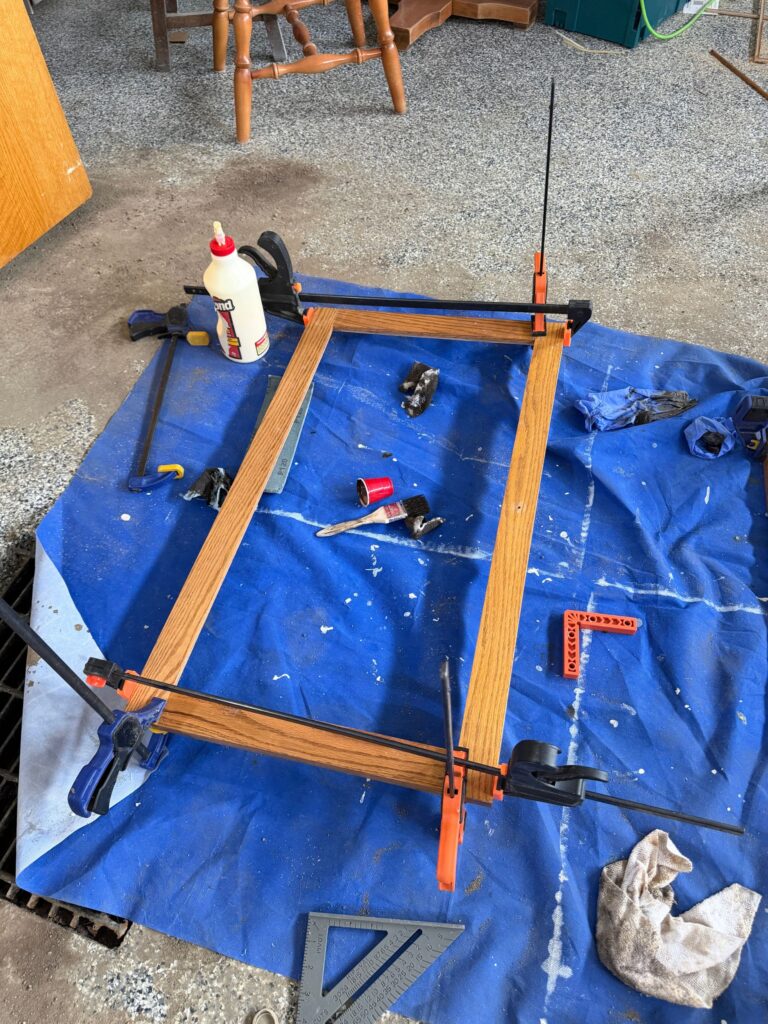 Clamping and setting the door frames.