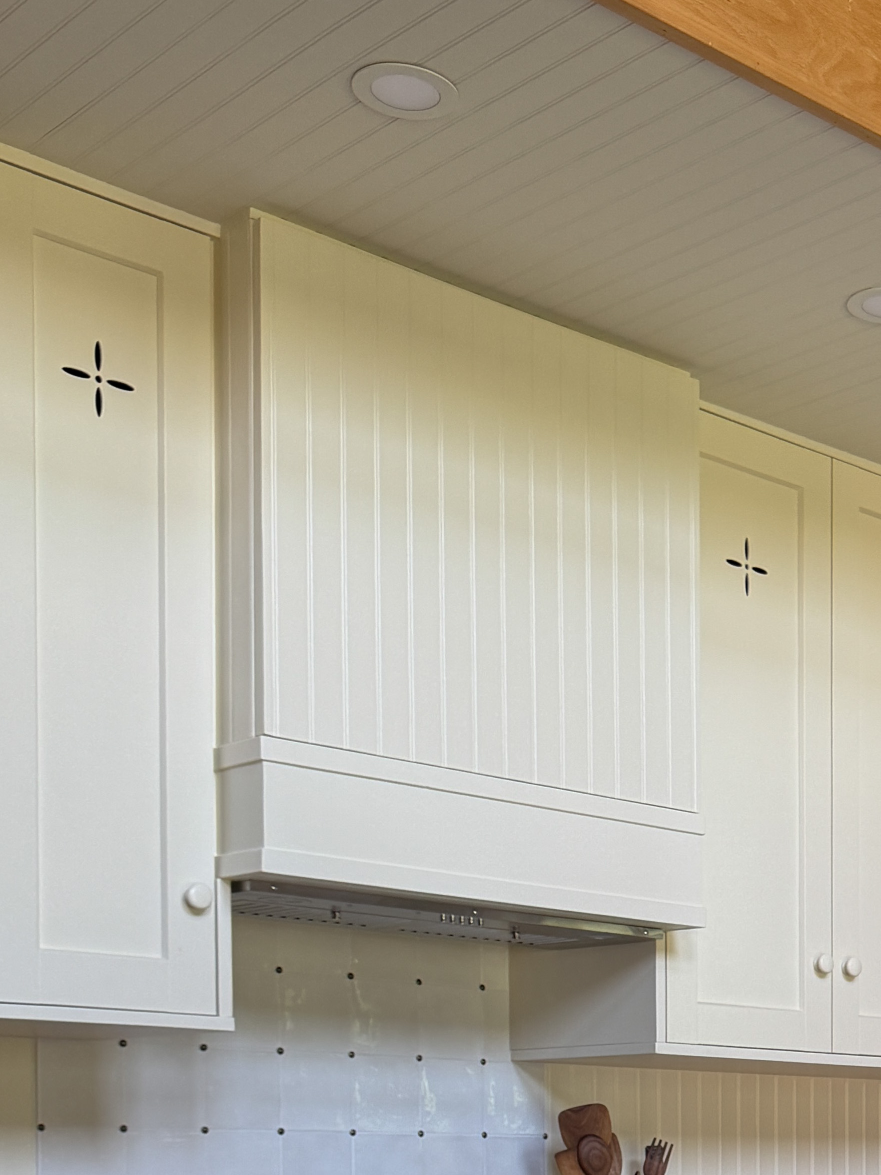 Range hood with beadboard covering