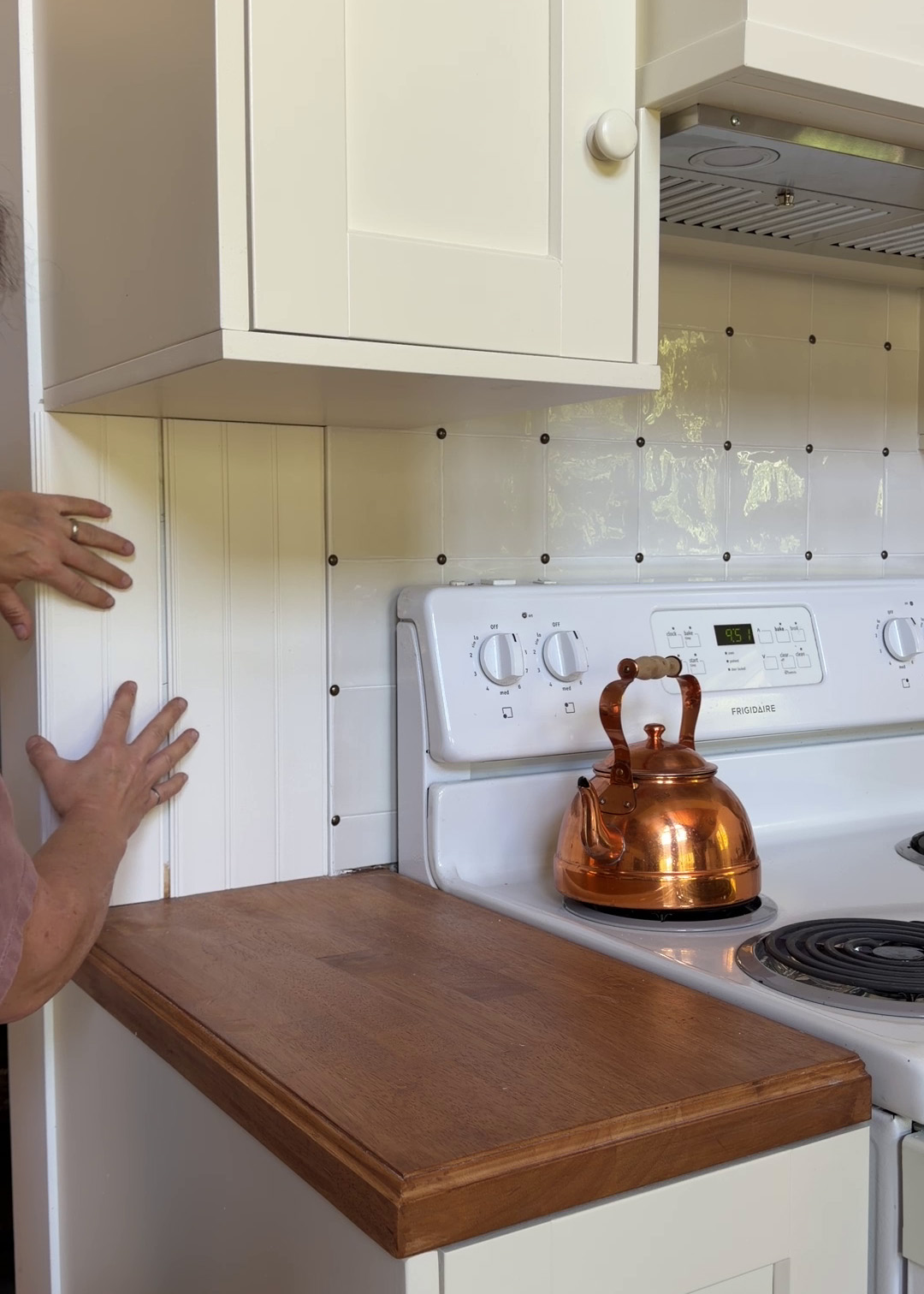 Installing a beadboard backsplash